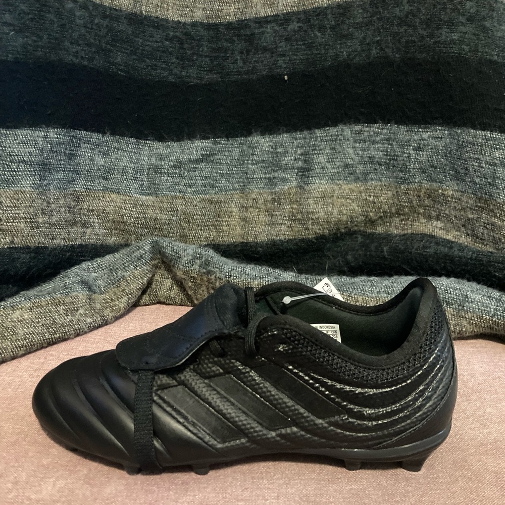 Size 6 M/7 W Adidas cleats - New with tags and box